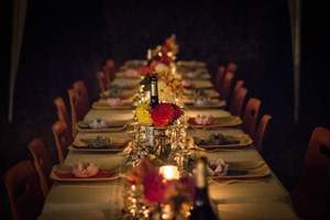 Thanksgiving_dinner_table_with_flower_bouquets